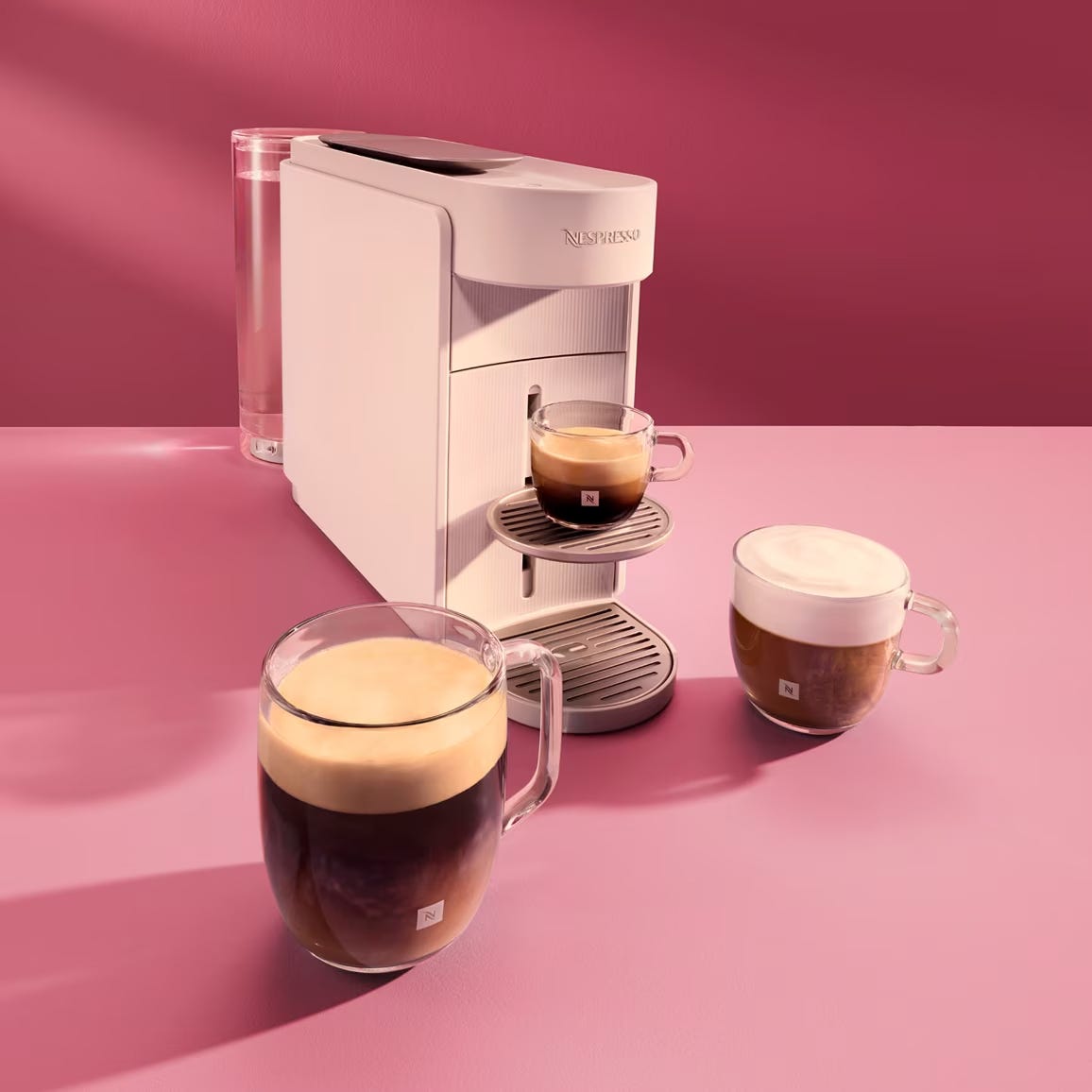 كوب ماغ صغير من مجموعة سيجنتشر أثناء تحضير القهوة على ماكينة Nespresso