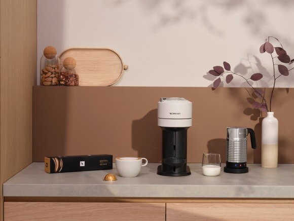 https://www.nespresso.com/shared_res/agility/global/accessories/collection/image-and-text/vertuo-milk_barista-cappuccino_primary_bianco-doppio_m_2x.jpg