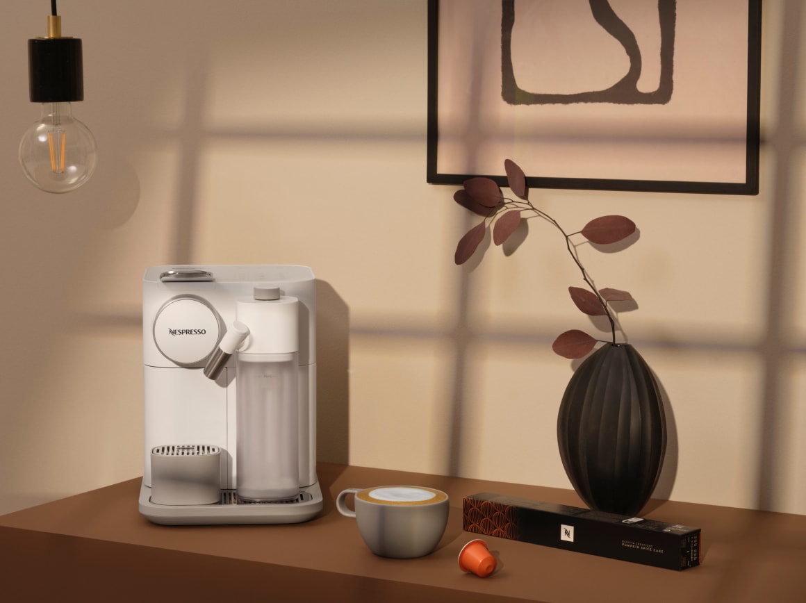 https://www.nespresso.com/shared_res/agility/global/accessories/collection/image-and-text/vertuo-milk_barista-cappuccino_primary_pumpkin-spice-cake_d_2x.jpg