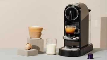 Cafeteira Citiz preta da Nespresso e xícaras de café