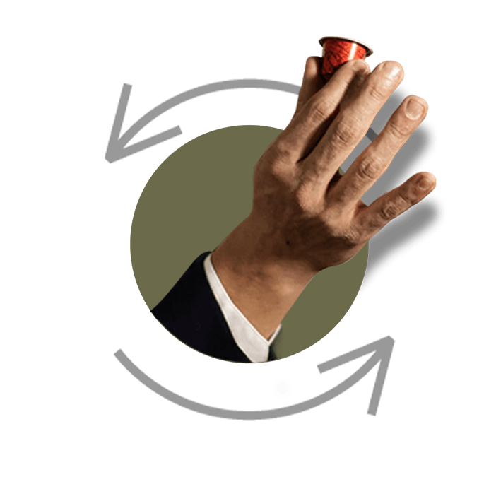 Eine Hand hält eine rote Kaffeekapsel nach oben