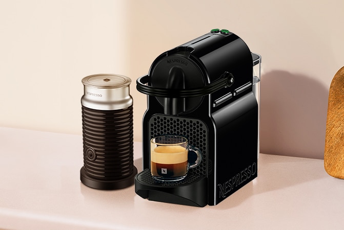 Cafetera  Inissia Black más cápsulas y espumador
