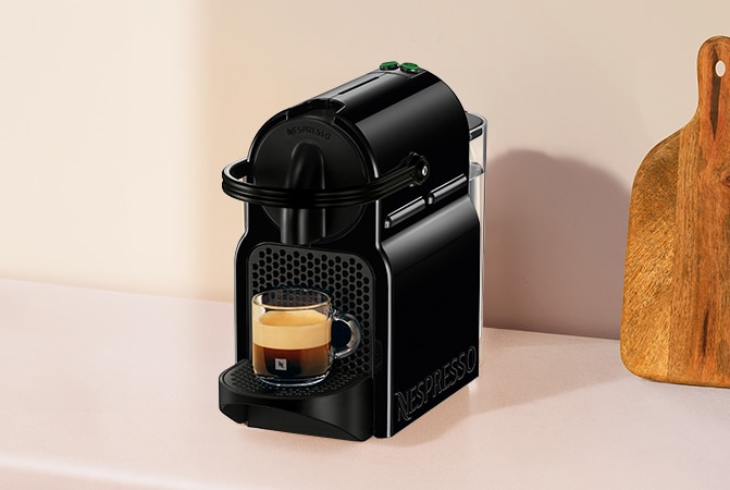 Cafetera  Inissia Black más cápsulas