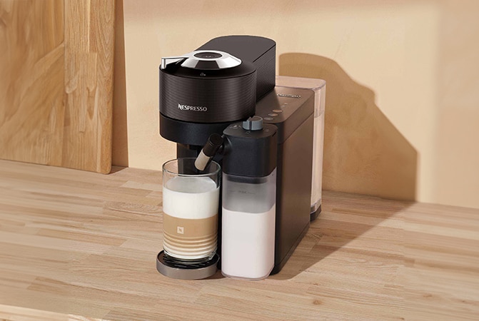 Cafetera  Vertuo Next Glossy más cápsulas y espumador