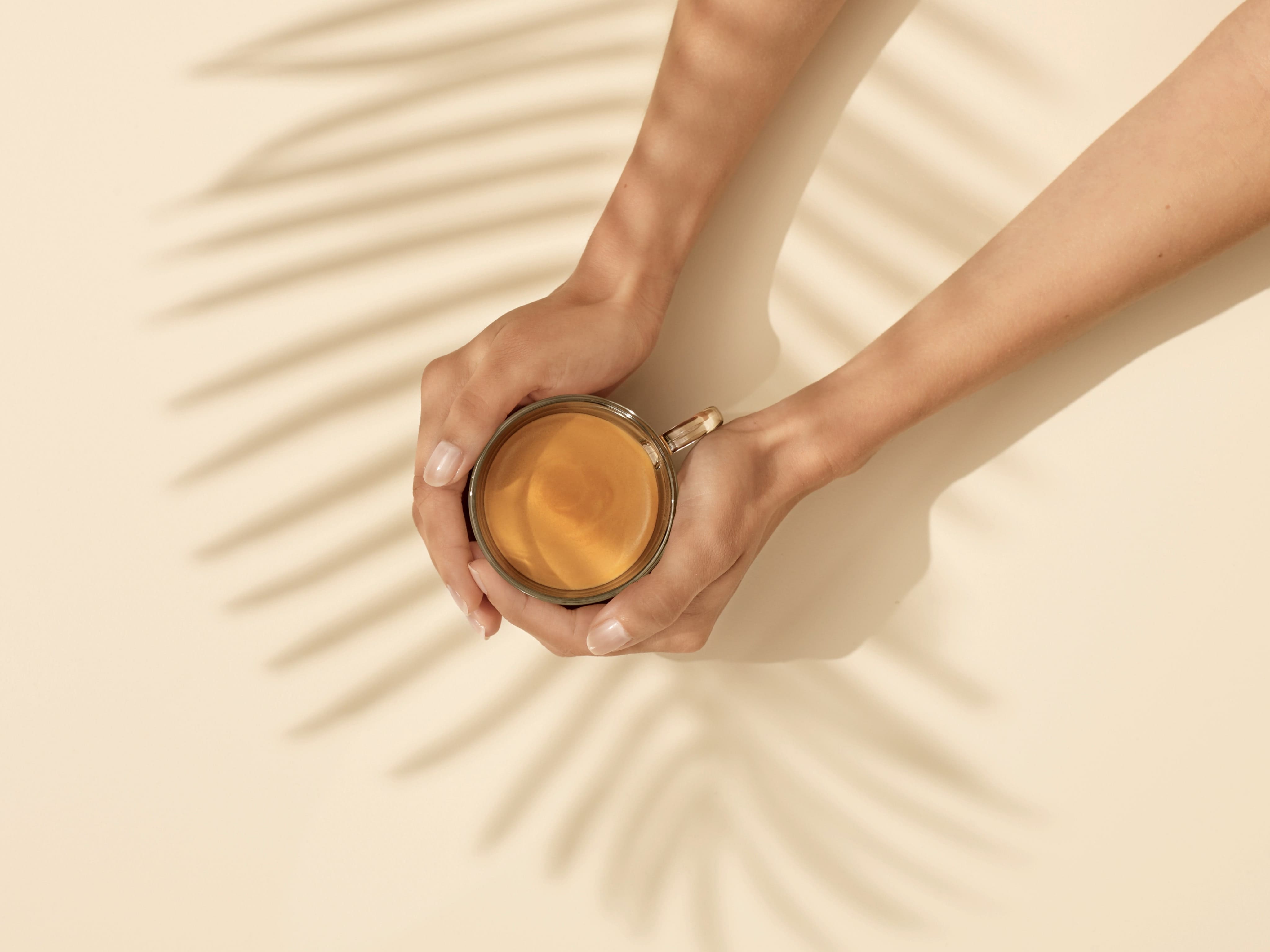 image mains tenant une tasse