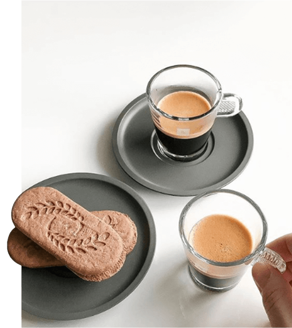 Tasse de café Arabica accompagné de biscuits
