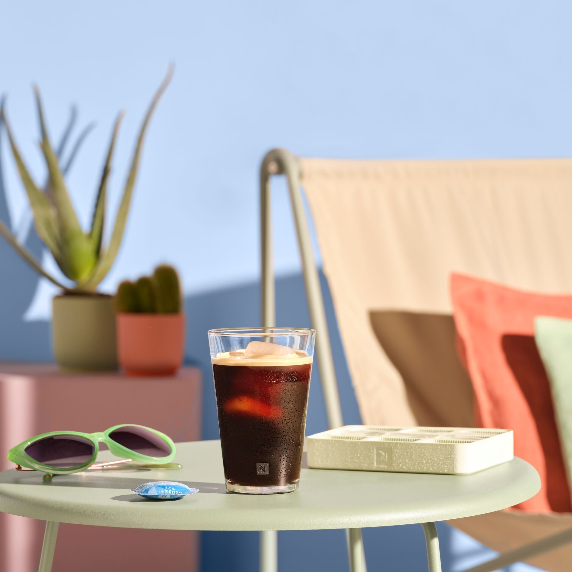 Iskaffe står på grønt bord