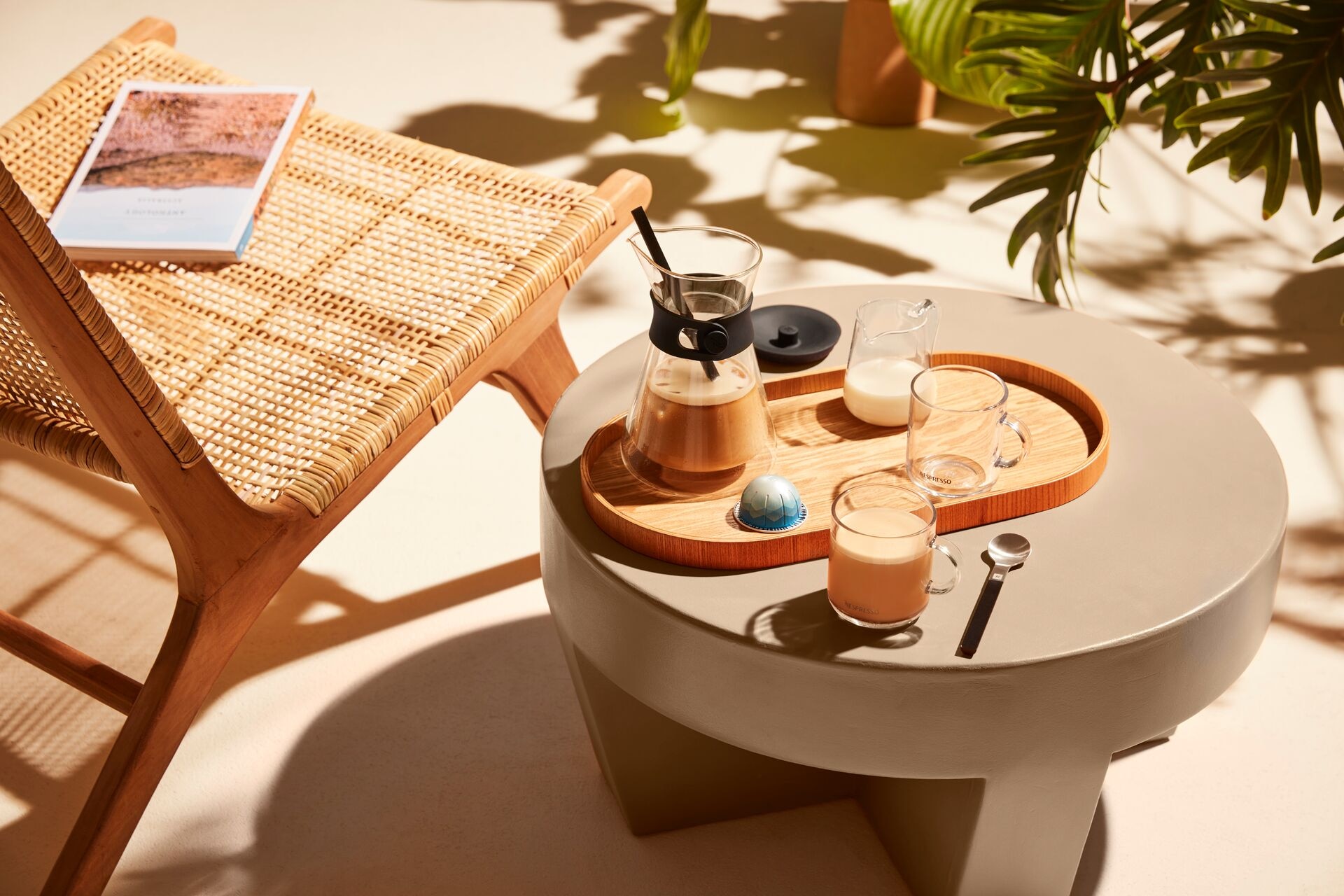 Iskaffe og Barista Recipe Maker står på bord