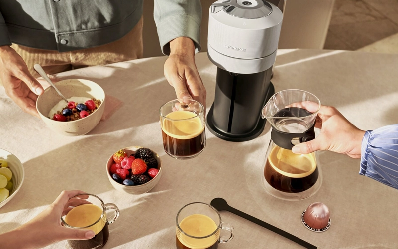 Vertuo Next kaffemaskine skænker kaffe