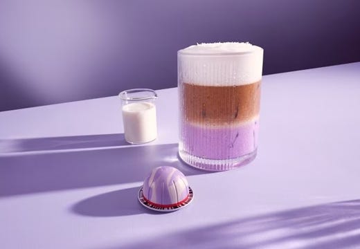 Latte glacé ube, lavande, vanille et noix de coco