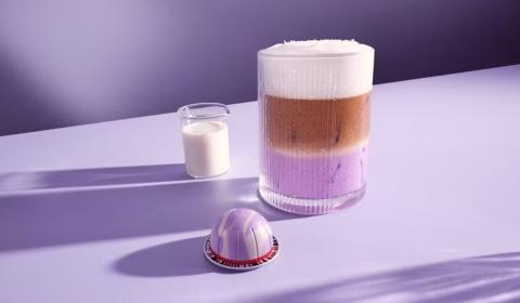 Latte glacé ube, lavande, vanille et noix de coco